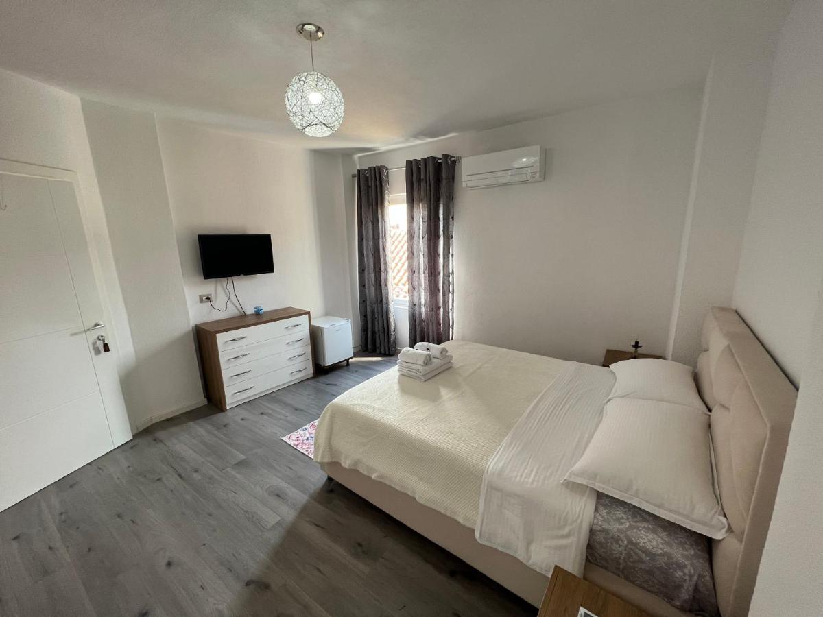 Vila Nikolla โปกราเดซ ภายนอก รูปภาพ